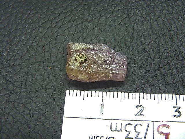 画像: ピンキッシュグレータンザナイト原石（キャルコパイライト付き） 10.7カラット