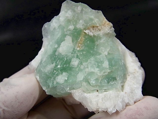 画像: ベトナムBac Kan産強蛍光フローライト原石＆水晶クラスター  106.8g
