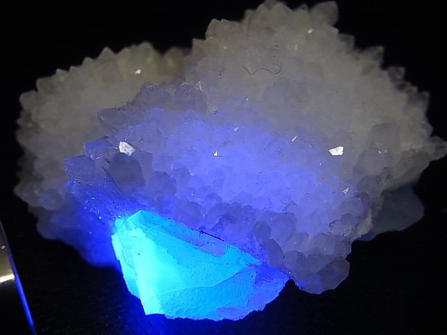 画像2: ベトナムBac Kan産強蛍光フローライト原石＆水晶クラスター  106.8g