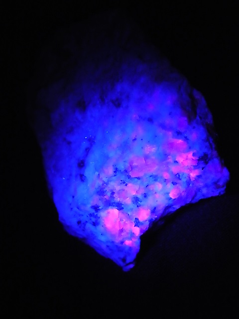 画像: カナダ産蛍光ハックマナイト（カラーチェンジ石）原石55.4g
