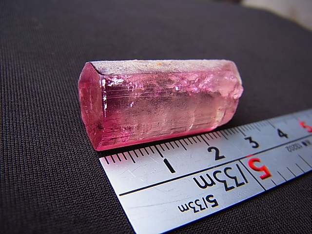 画像: ギルギット産ピンクトルマリン（バイカラー）柱状結晶原石（宝石品質）57.8カラット