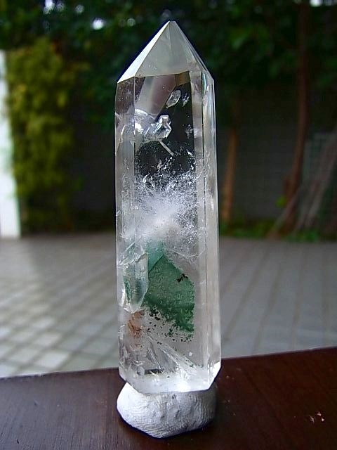マダガスカル産グリーンファントム入り水晶（貫入りクオーツインクオーツ）研磨ポイント41.5g