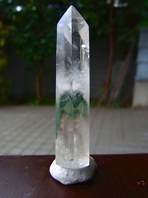 マダガスカル産グリーンファントム入り水晶（貫入りクオーツイン 