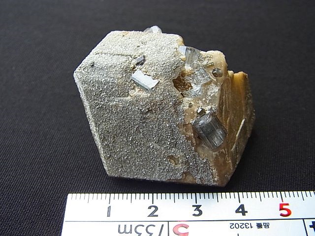 画像: パナスケイラ産アパタイト付きカルサイト原石51.0g