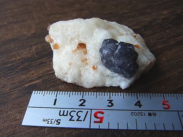画像: フンザ産ブルースピネル結晶付き原石38.2g