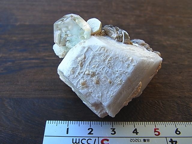 画像: フンザ産ライトブルートパーズ結晶付き原石86.2g