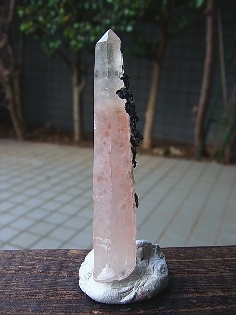 画像: 内モンゴル産ピンク水晶（アイアンローズ付き）レーザー型ポイント26.2g