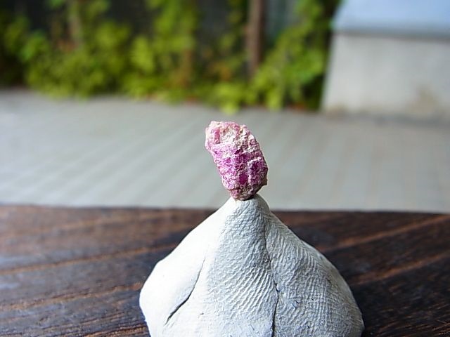 ユタ州ワーワー鉱山産レッドベリル原石0.5g - パーフェクトストーン