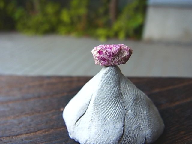 ユタ州ワーワー鉱山産レッドベリル原石0.5g - パーフェクトストーン