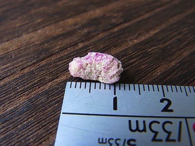 画像: ユタ州ワーワー鉱山産レッドベリル原石0.5g