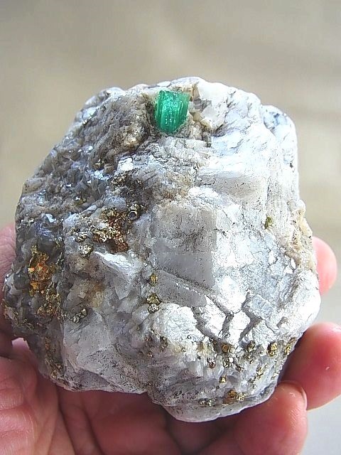 コロンビア産母岩付きエメラルド原石591g