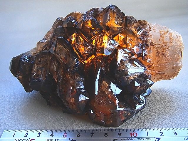 画像: キャビネットサイズ：ブラジル産ダークスモーキー・ウインドウ＆ジャカレー水晶原石733g