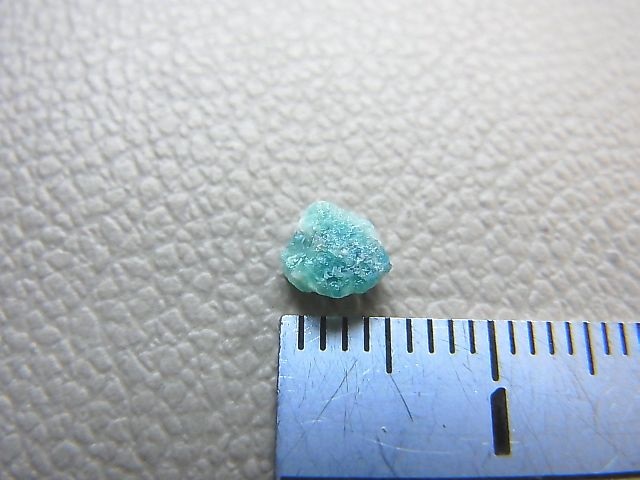 画像: タンザニア産バナジウムベリル（蛍光）原石 0.2カラット