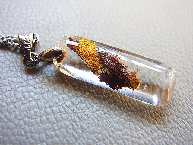 画像: 【クリアランス価格50％OFF 1,000円→500円】リモナイト入り水晶ペンダント（サービスチェーン付き）4.1g