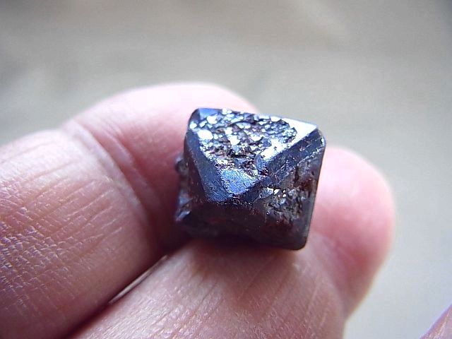 画像: シベリア産キュープライト（赤銅鉱）八面体結晶6.8g