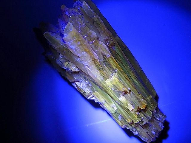 画像: 貴州産ガラス光沢カルサイト原石62.2g