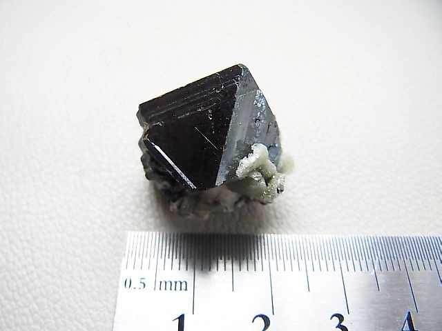 画像: ダルネゴルスク産水晶＆カルサイト付き閃亜鉛鉱結晶10.7g