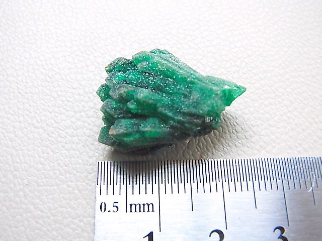 画像: コンゴ産ダイオプテーズ柱状結晶原石5.5g