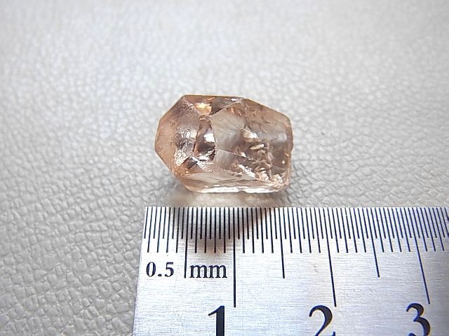 画像: フンザ産シェリーピンクカラートパーズ結晶 15.4カラット