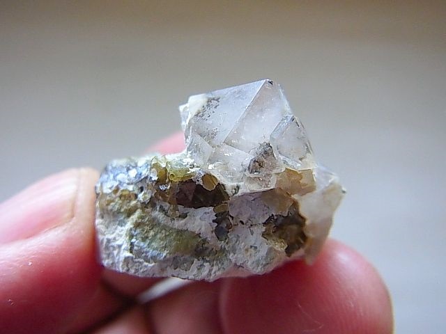 画像: ダルネゴルスク産ベータ型水晶＆アンドラダイトガーネット原石12.5g