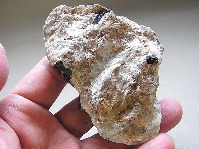 画像: ネパール産ドラバイトトルマリン（苦土電気石）原石152.3g