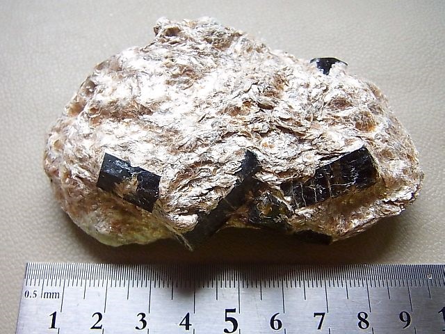 画像: ネパール産ドラバイトトルマリン（苦土電気石）原石152.3g