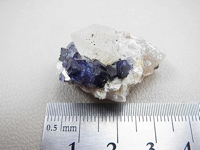ナミビア・エロンゴ産ブルーフローライト＆水晶＆マイカ雲母片岩