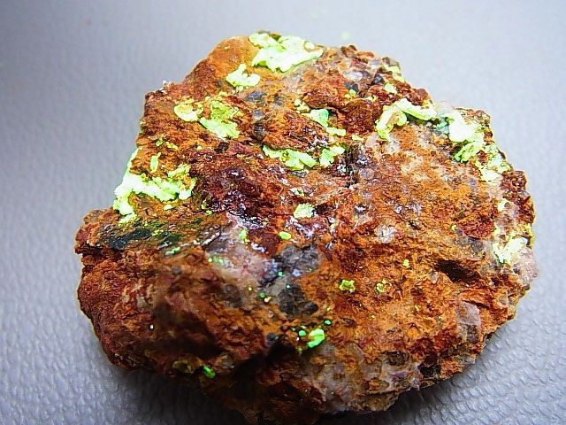 画像: 【クリアランス価格20％OFF 8,500円→6,800円】フランス産強蛍光燐灰ウラン鉱原石17.2g