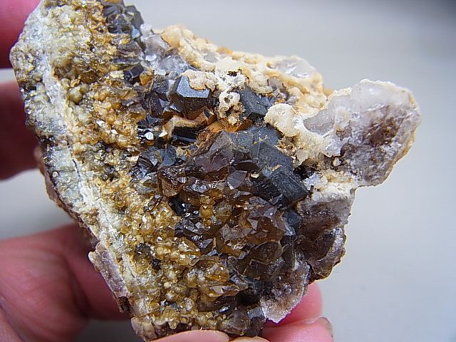 画像: ダルネゴルスク産アンドラダイトガーネット&ベータ型水晶原石161.0g