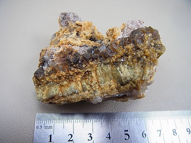 画像: ダルネゴルスク産アンドラダイトガーネット&ベータ型水晶原石161.0g