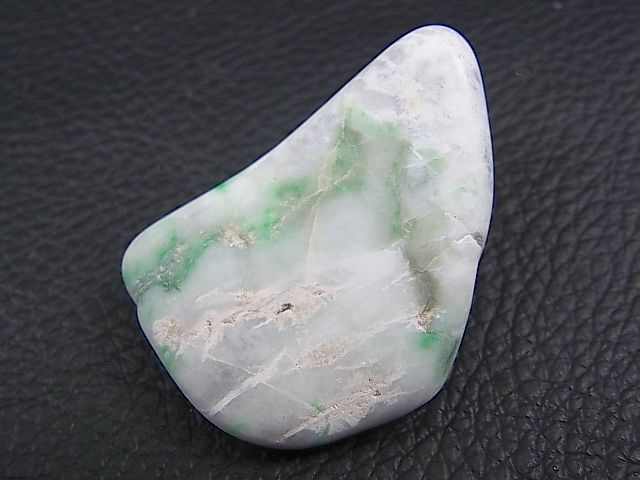 青海川産グリーンひすい研磨原石（透過性あり）17.5g