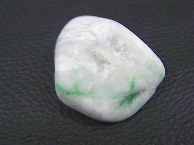 青海川産グリーンひすい研磨原石（透過性あり）17.5g - パーフェクト