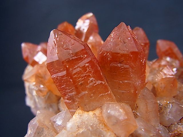 画像: キャビネットサイズ：モロッコ産赤水晶（Quartz Rouge）群晶464.4g
