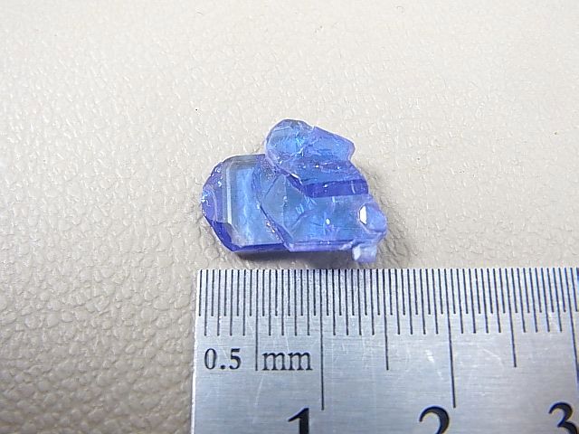 画像: タンザナイト原石（双晶/複合連晶） 6.4カラット