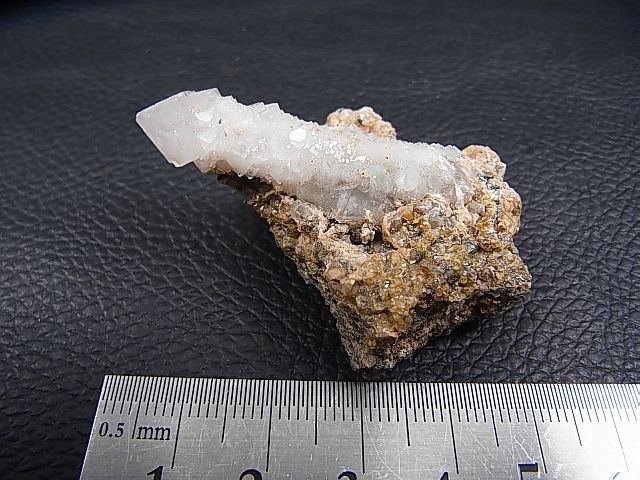 画像: ダルネゴルスク産ベータ型水晶＆アンドラダイトガーネット原石32.7g