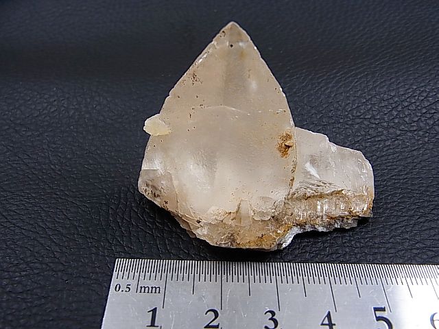 画像: ダルネゴルスク産ドッグティース（犬牙状）カルサイト原石 35.4g