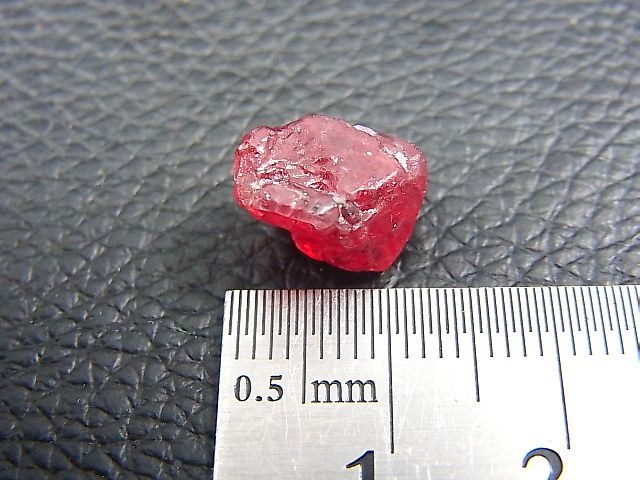画像: タンザニア・マヘンゲ産ホットピンクスピネル原石（宝石需要品質） 7.4カラット