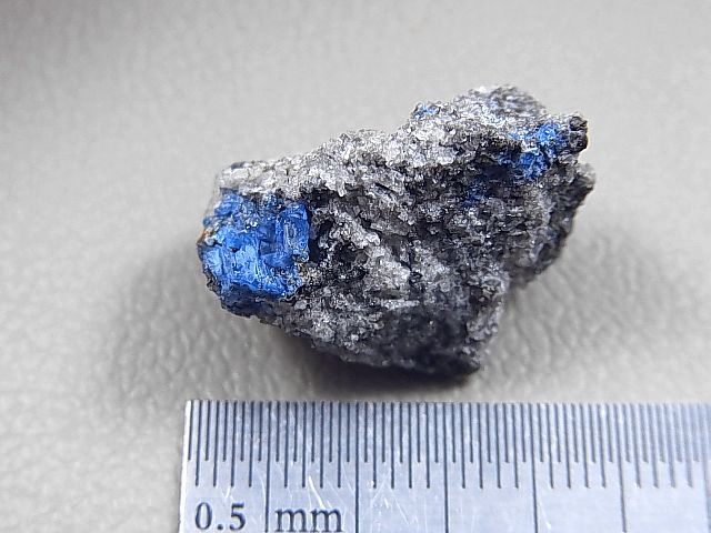 画像: ドイツ産アウィン母岩付き原石 4.6g