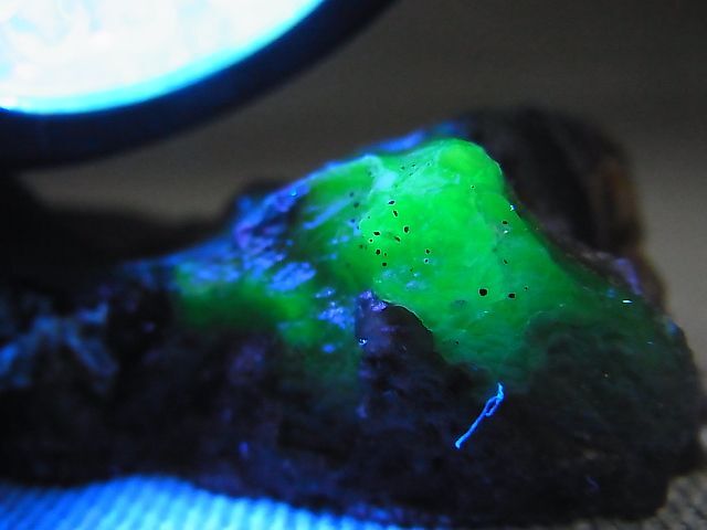 画像: トルコ産蛍光フォックスアゲート（瑪瑙）原石（ハーフカット） 123.5g