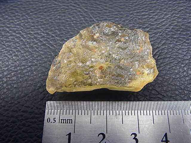 画像: ハニーイエローカラー・リビアングラス原石（クリストバライト入り） 14.0g