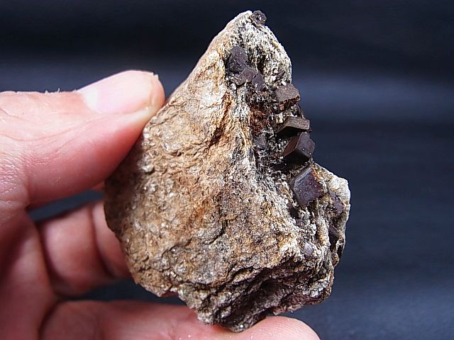 画像: トルコ産灰(かい)チタン石（ペロブスカイト）原石 41.4g
