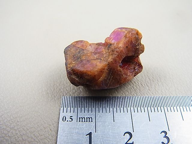 画像: ベトナムLuc Yen産ルビー結晶原石（△成長丘付き） 55.9カラット