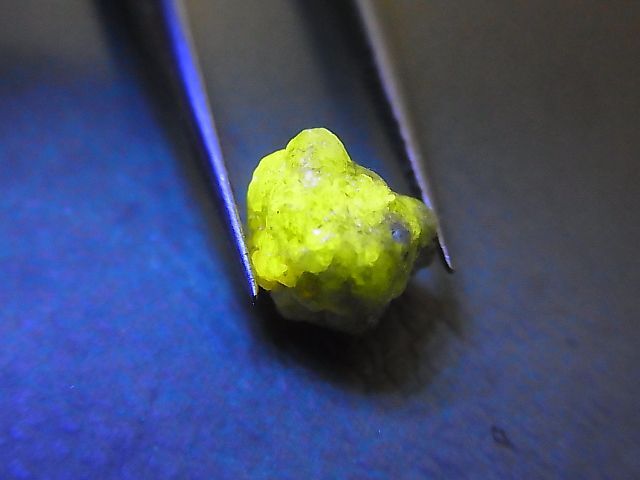 画像: 天然ダイヤモンド原石（蛍光/イエロー） 1.9カラット