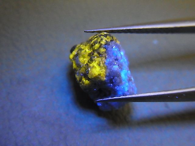 画像: 天然ダイヤモンド原石（蛍光/ブルー＆イエロー） 5.2カラット