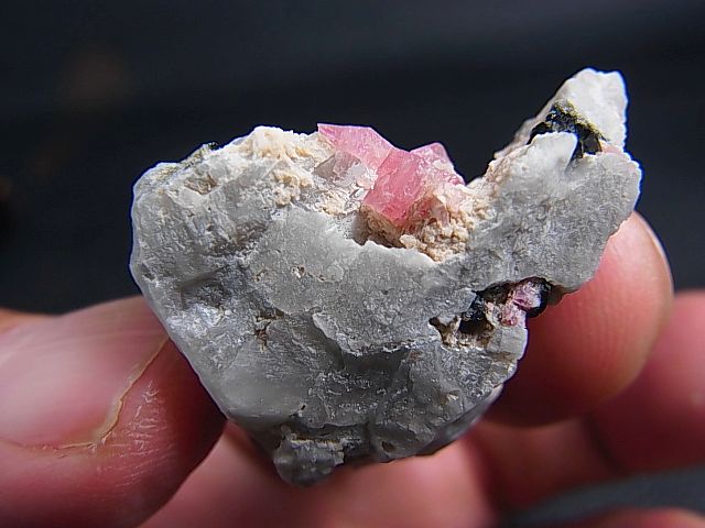 画像: マダガスカル産ペッツォタイト母岩付き原石 15.0g