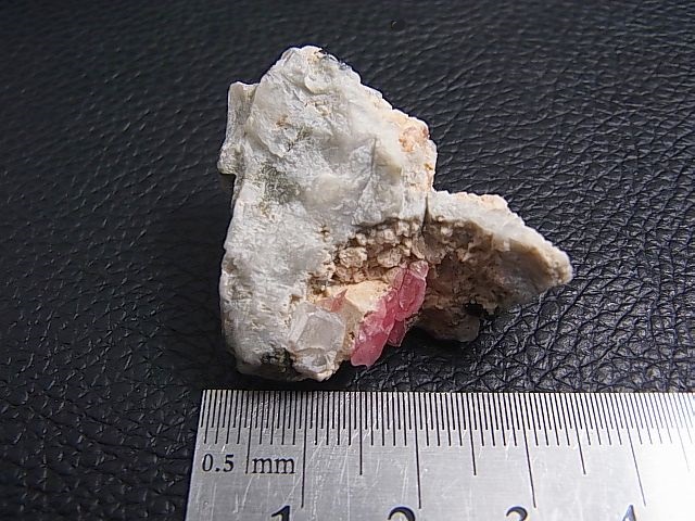 画像: マダガスカル産ペッツォタイト母岩付き原石 15.0g