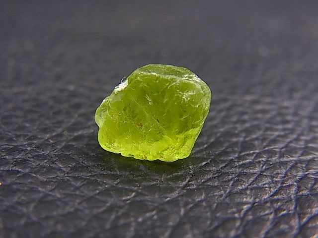 画像: パキスタン・カイバル産宝石質ペリドット結晶原石 4.8カラット