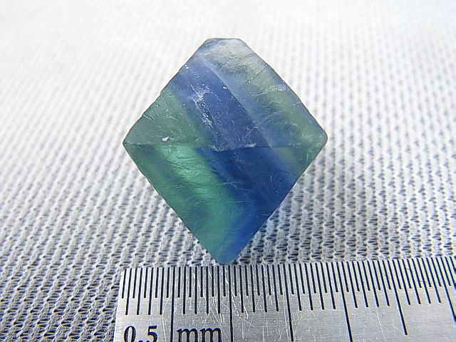 画像: マダガスカル産八面体結晶フローライト原石 7.1g