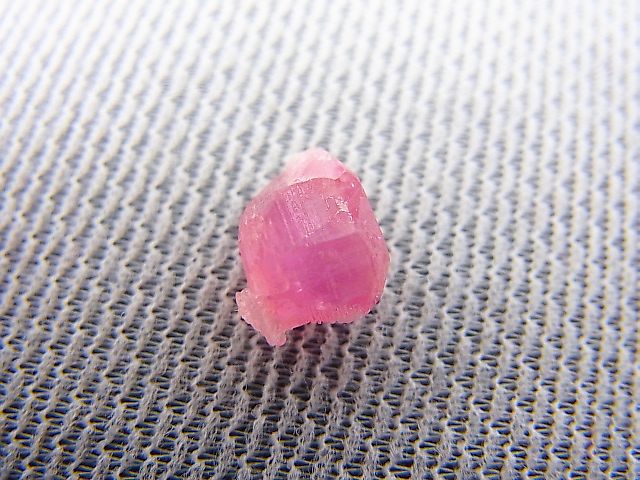 画像: マダガスカル産ペッツォタイト結晶原石 3.1カラット