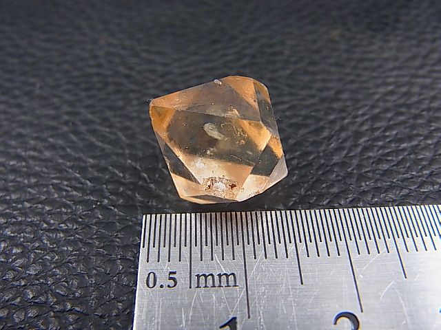 画像: ザンビア産オレンジＤＴ水晶（ベータ型形状/バイオタイト含有） 2.7g
